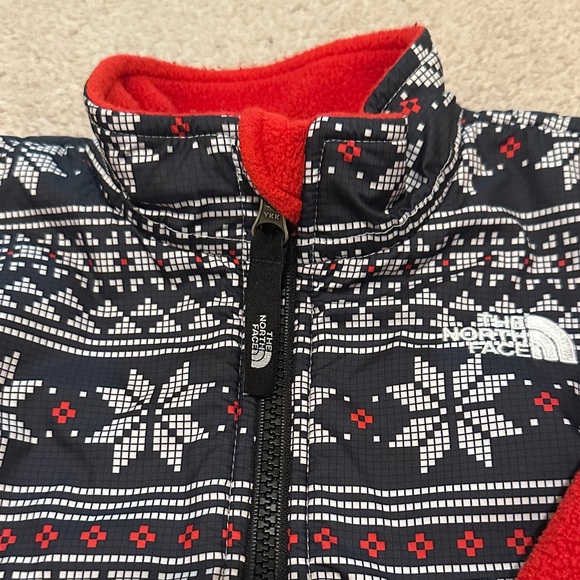 🛍️SALE🛍️ The North Face Kids Fleece Jacket in Red & Black with Snowflake Pattern - Picture 4 of 5